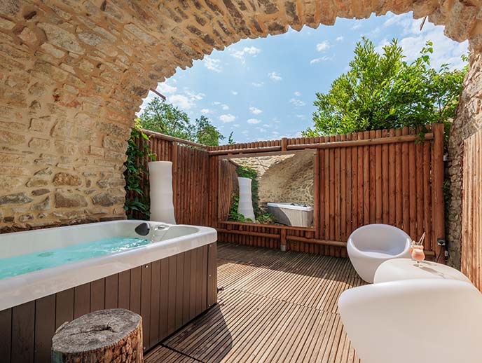 Nuit insolite avec jacuzzi dans le Gard : notre guide